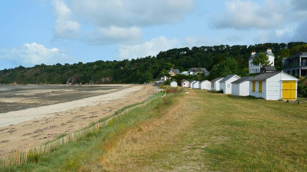 Quels sont les équipements nécessaires pour un camping en région de lacs en automne?